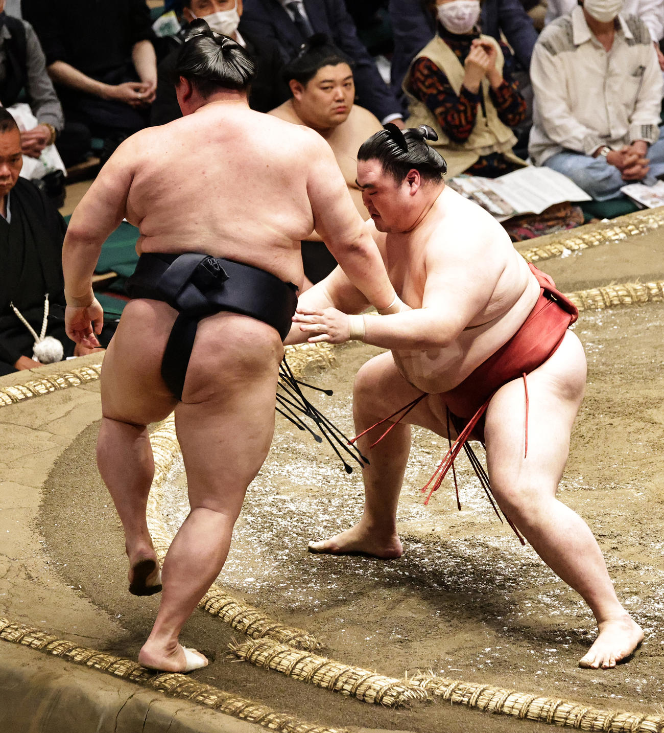 正代（左）を寄り切りで破る隆の勝（撮影・中島郁夫）