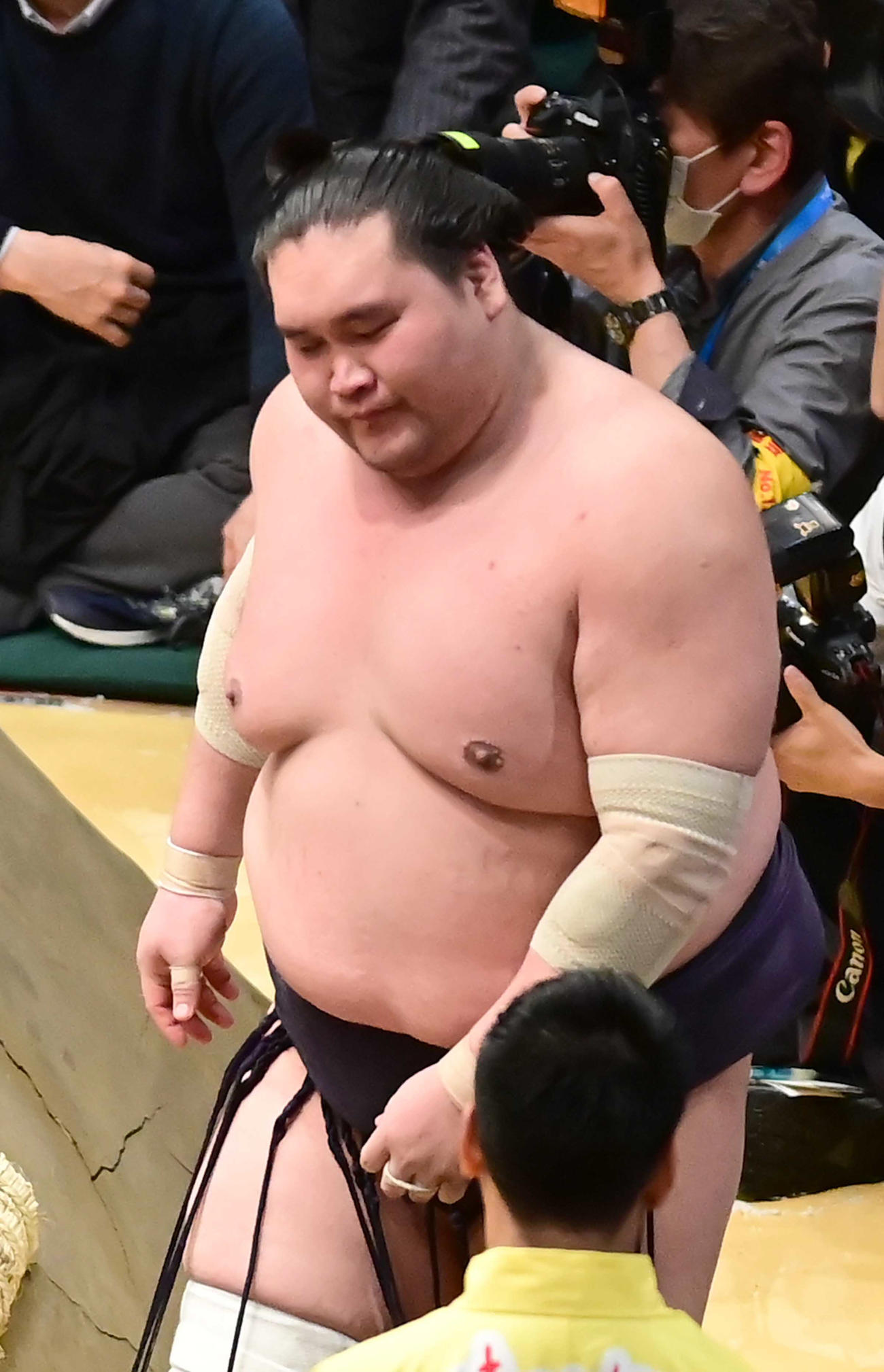 玉鷲に敗れた照ノ富士は首をかしげながら土俵に戻る（撮影・小沢裕）