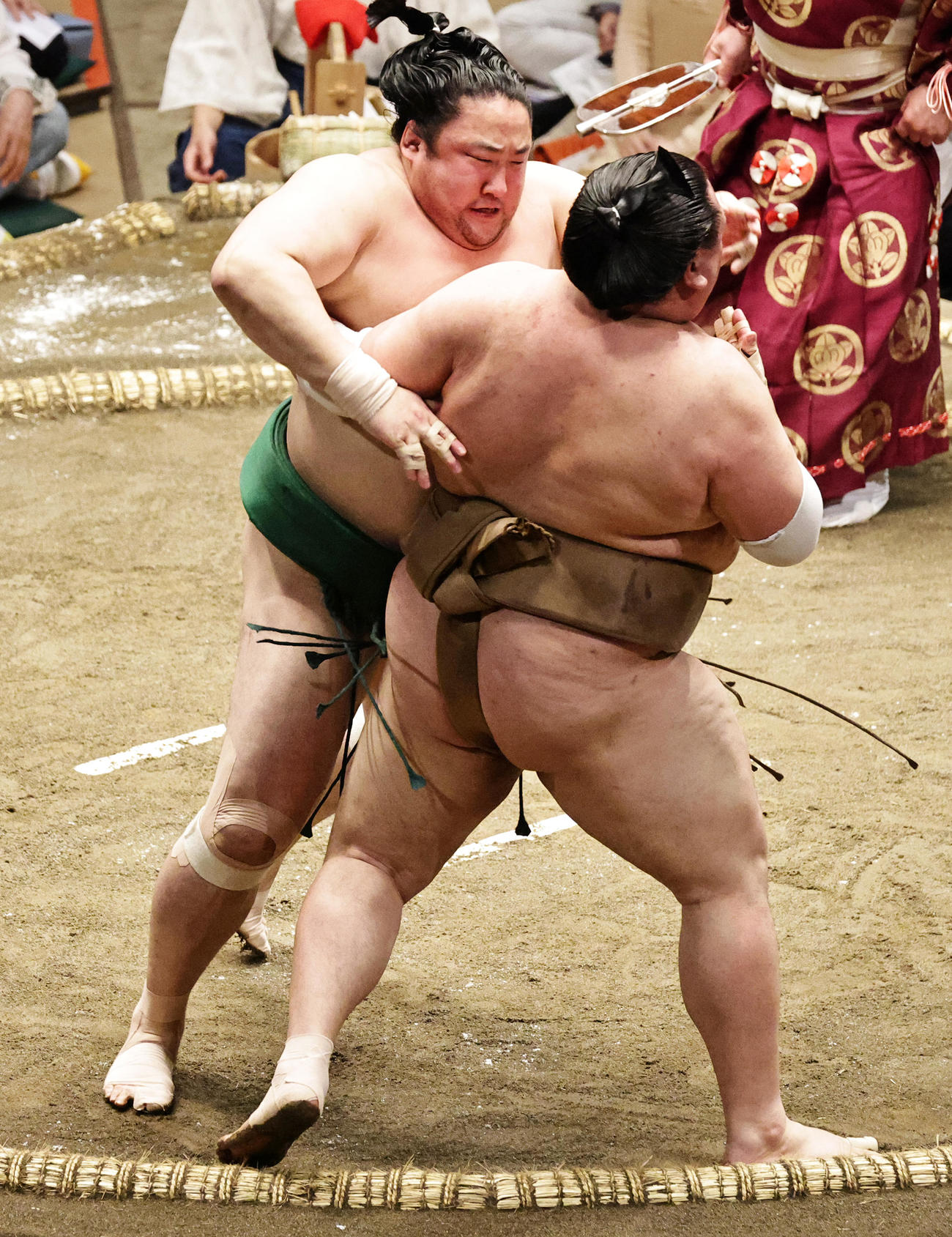 荒篤山（右）を押し出しで破る佐田の海（撮影・中島郁夫）