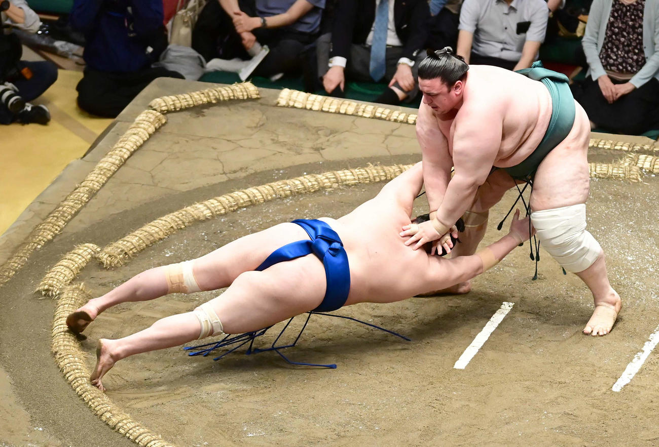 碧山（右）は一山本をはたき込みで破る（撮影・小沢裕）