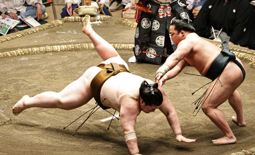 王鵬（左）をはたき込みで破る翠富士（撮影・中島郁夫）