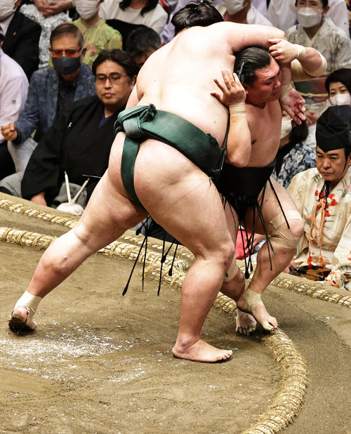 照強（右）を寄り切りで破る錦木（撮影・中島郁夫）