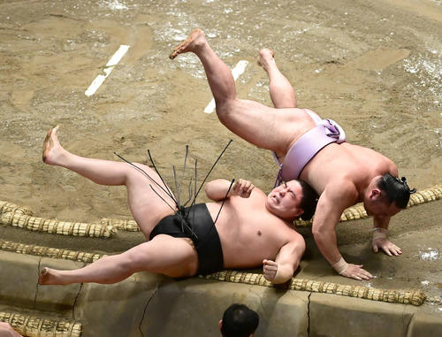 琴恵光（右）はとったりで若元春を破る（撮影・小沢裕）
