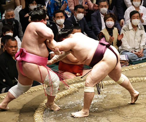 宇良（左）を押し出しで破る遠藤（撮影・中島郁夫）