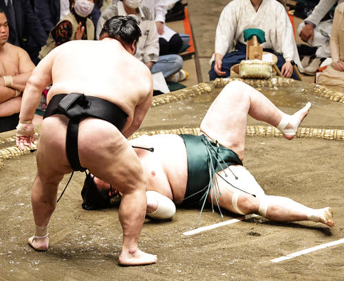 豊山（右）をはたき込みで破る千代大龍（撮影・中島郁夫）