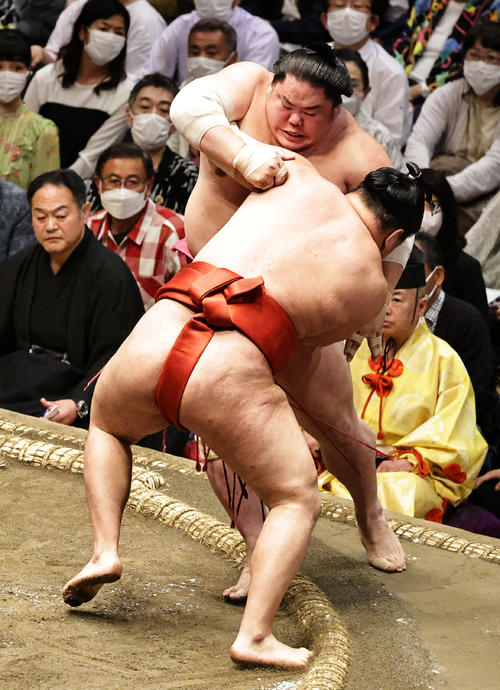 大栄翔（上）を寄り切りで破る豊昇龍（撮影・中島郁夫）