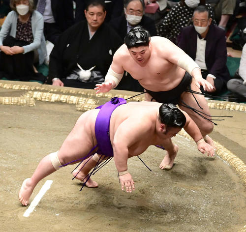 阿炎は貴景勝（手前）を引き落としで破る（撮影・小沢裕）