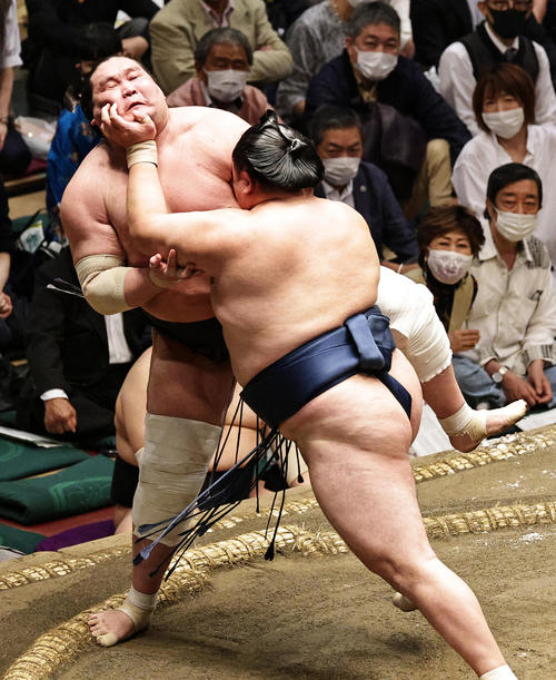 大相撲夏場所6日目　照ノ富士（左）に突き押しを浴びせる玉鷲（撮影・中島郁夫）