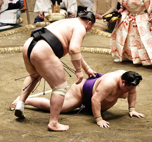 明生（右）を上手投げで破る東龍（撮影・中島郁夫）