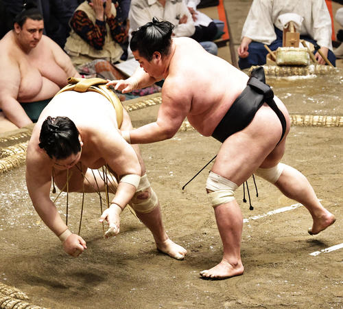 輝（左）を肩透かしで破る妙義龍（撮影・中島郁夫）