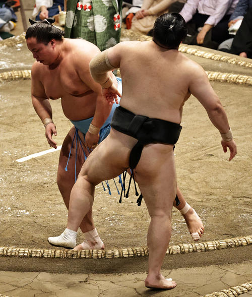 隠岐の海（右）を寄り切りで破る琴勝峰（撮影・中島郁夫）