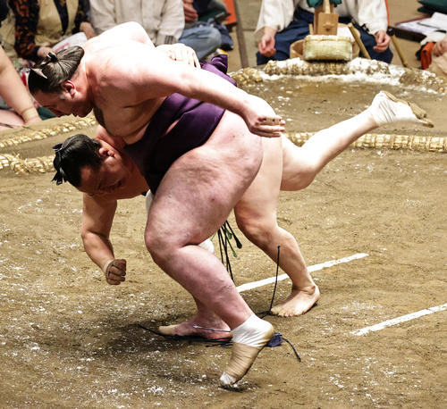 千代翔馬（左）を小手投げで破る栃ノ心（撮影・中島郁夫）