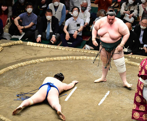 碧山（右）は一山本をはたき込みで破る（撮影・小沢裕）