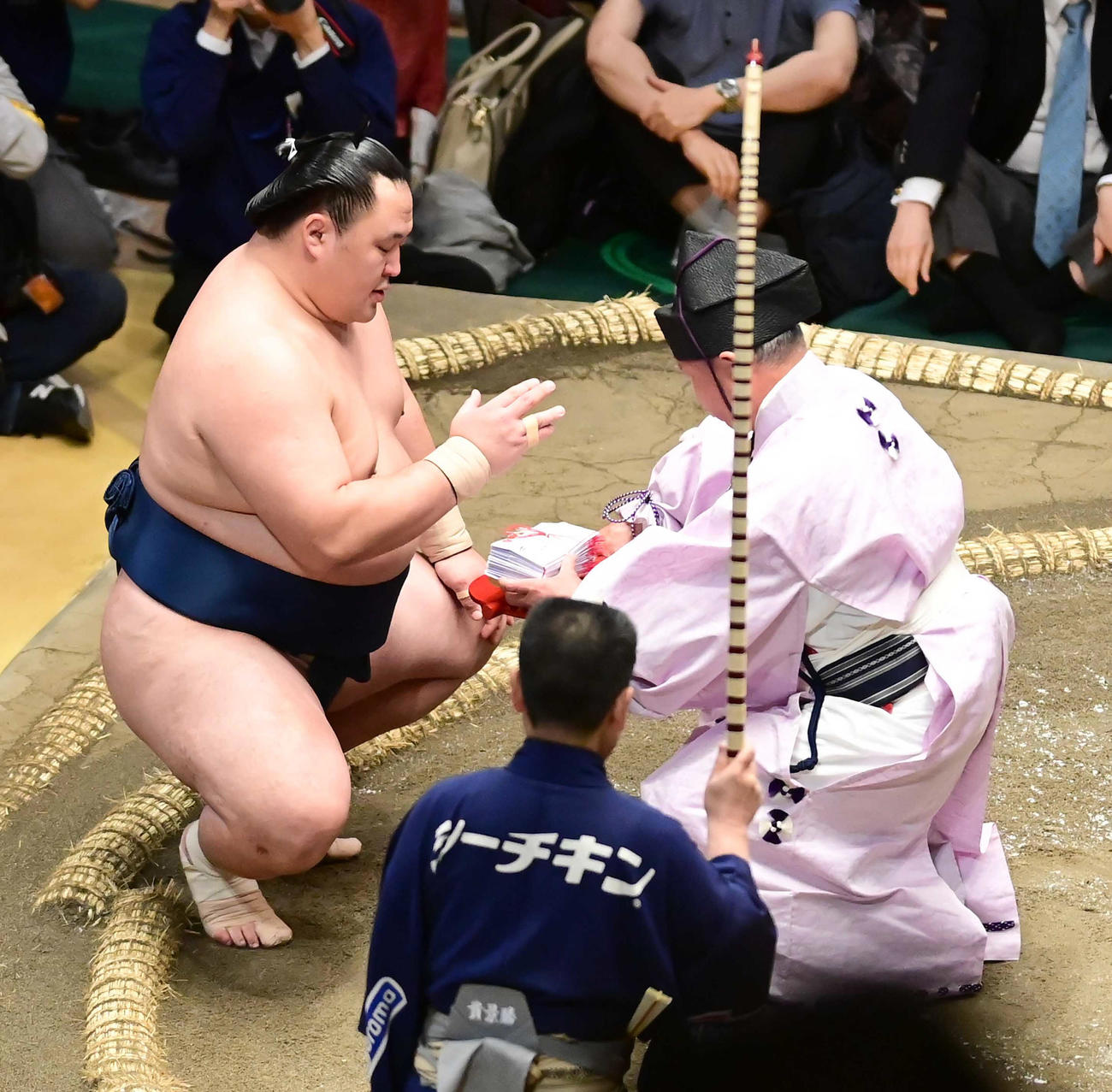 照ノ富士を破り懸賞金の束を受け取る玉鷲（撮影・小沢裕）
