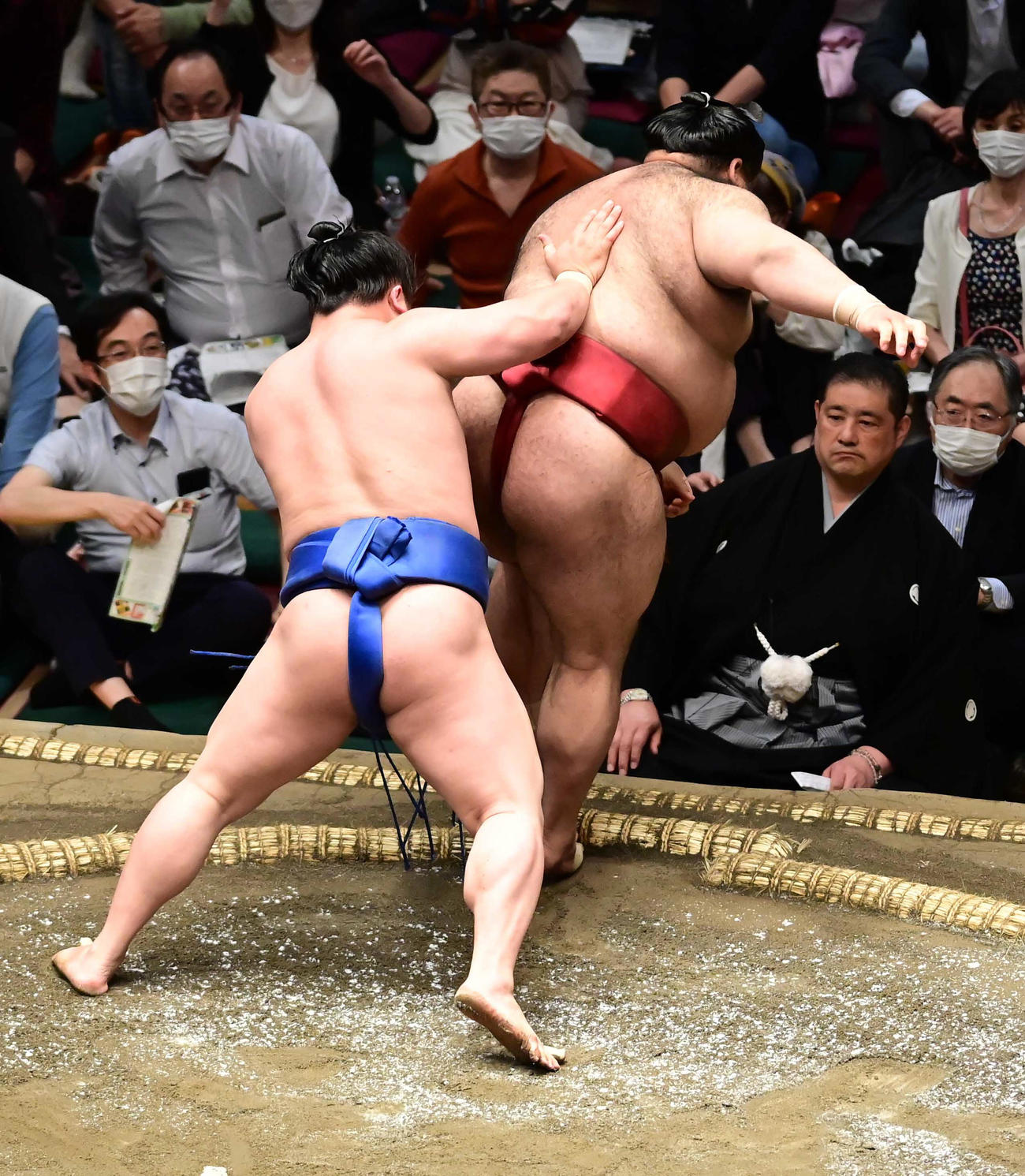 若隆景（左）は高安を送り出しで破る（撮影・小沢裕）