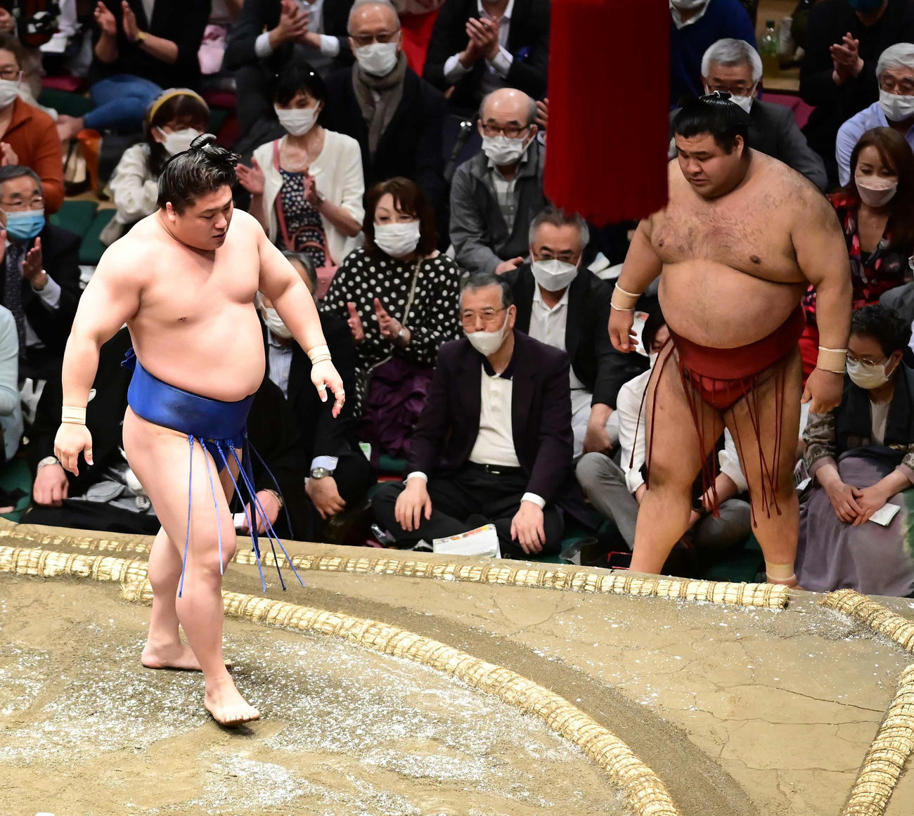 若隆景（左）は高安を送り出しで破る（撮影・小沢裕）