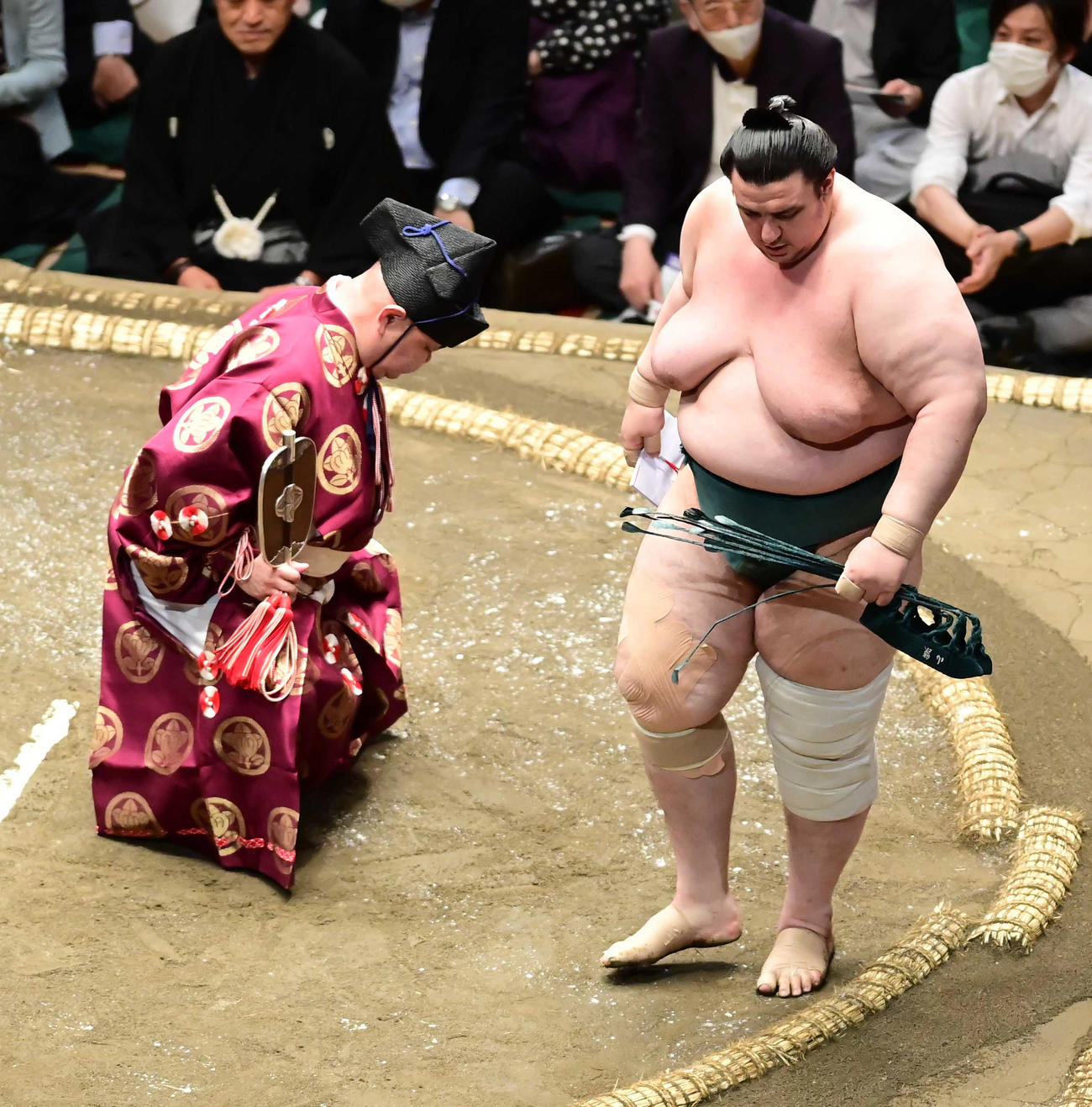 懸賞金を手にする碧山（撮影・小沢裕）