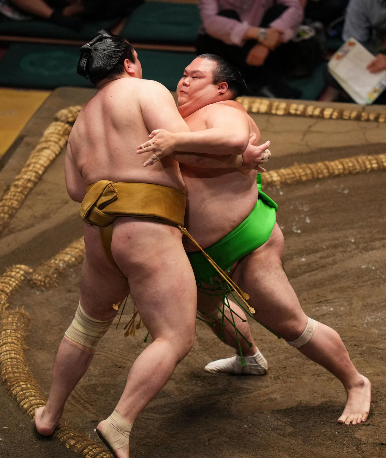 輝（左）を押し出しで破る千代丸（撮影・横山健太）