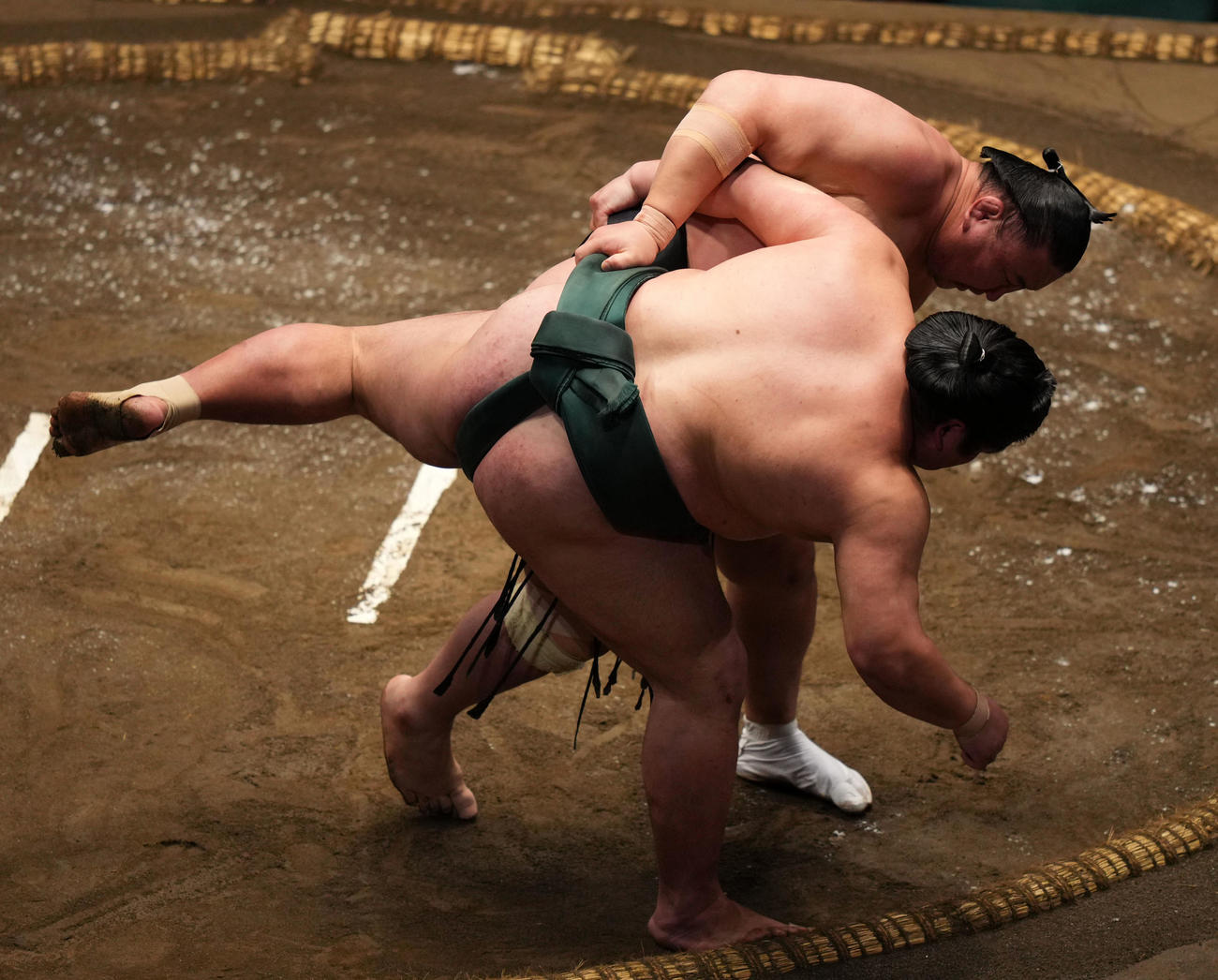 錦木（手前）を上手投げで破る東龍（撮影・横山健太）