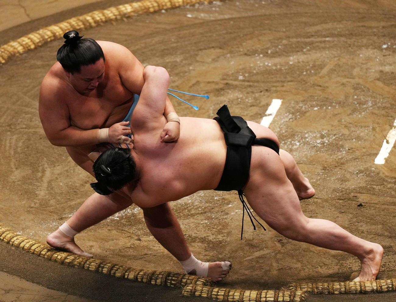 若元春（右）をすくい投げで破る琴勝峰（撮影・横山健太）