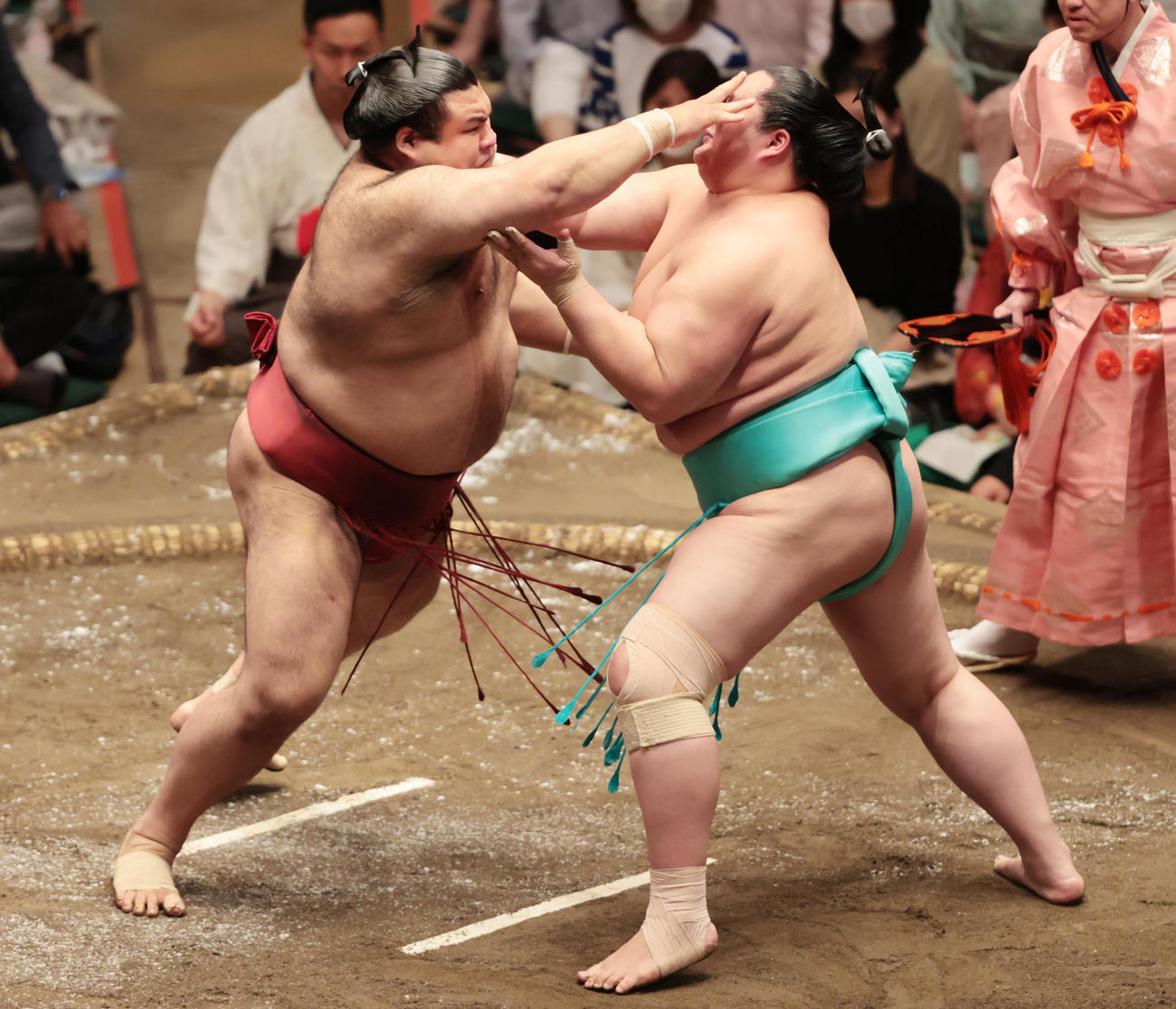 琴ノ若（右）と張り合う高安（撮影・野上伸悟）