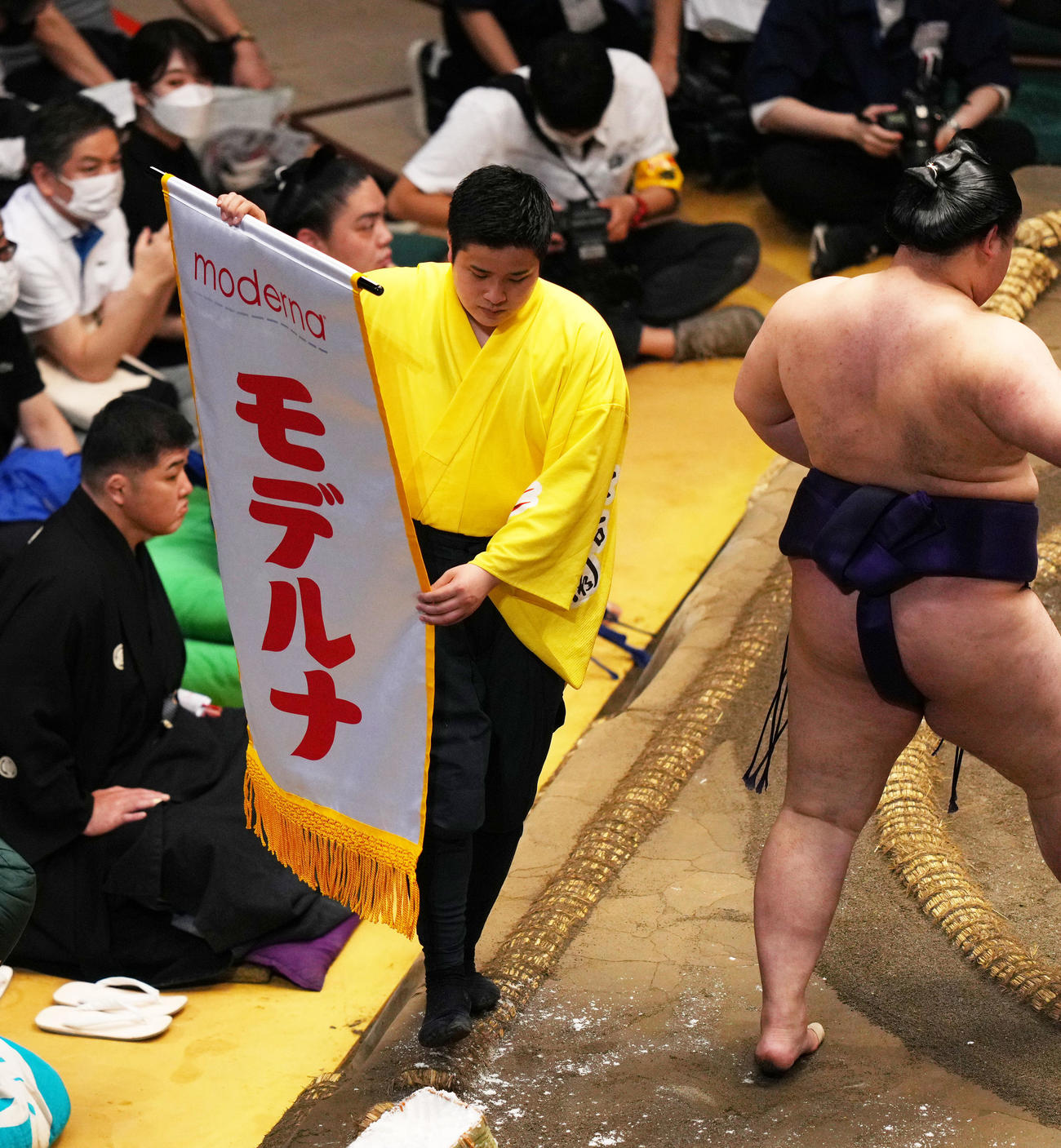 モデルナと書かれた懸賞旗にざわつく観客（撮影・横山健太）