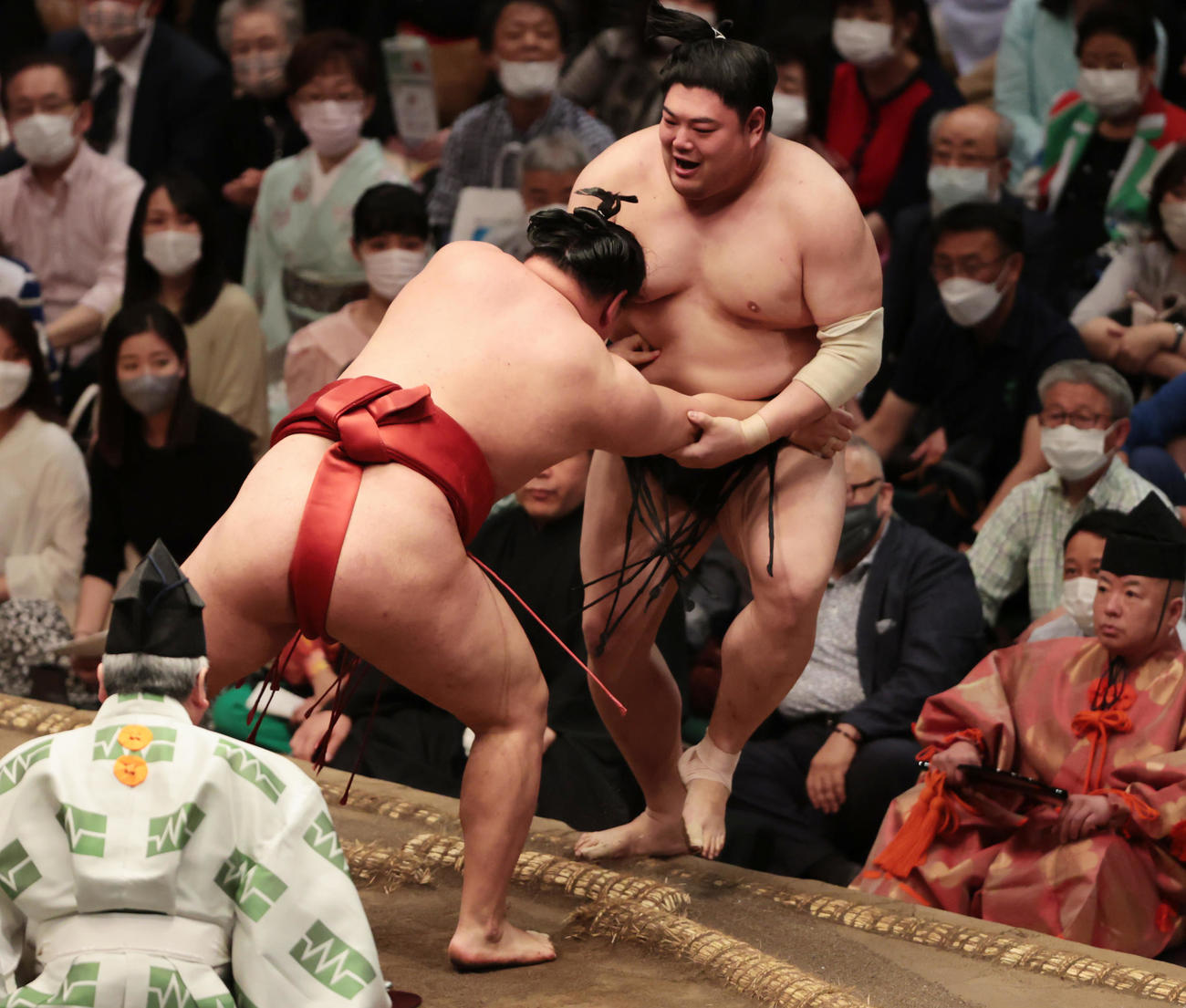 阿炎（右）を寄り切りで破る豊昇龍（撮影・野上伸悟）