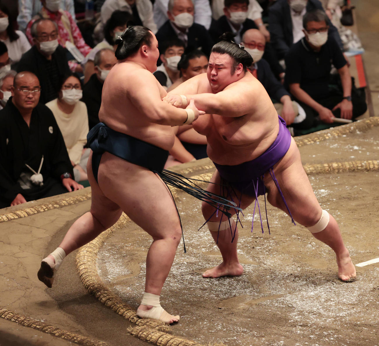 玉鷲（左）を押し出しで破る貴景勝（撮影・野上伸悟）