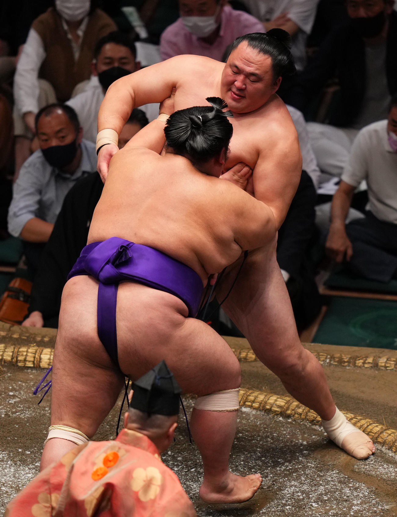 貴景勝（手前）に押し出しで破れる玉鷲（撮影・横山健太）
