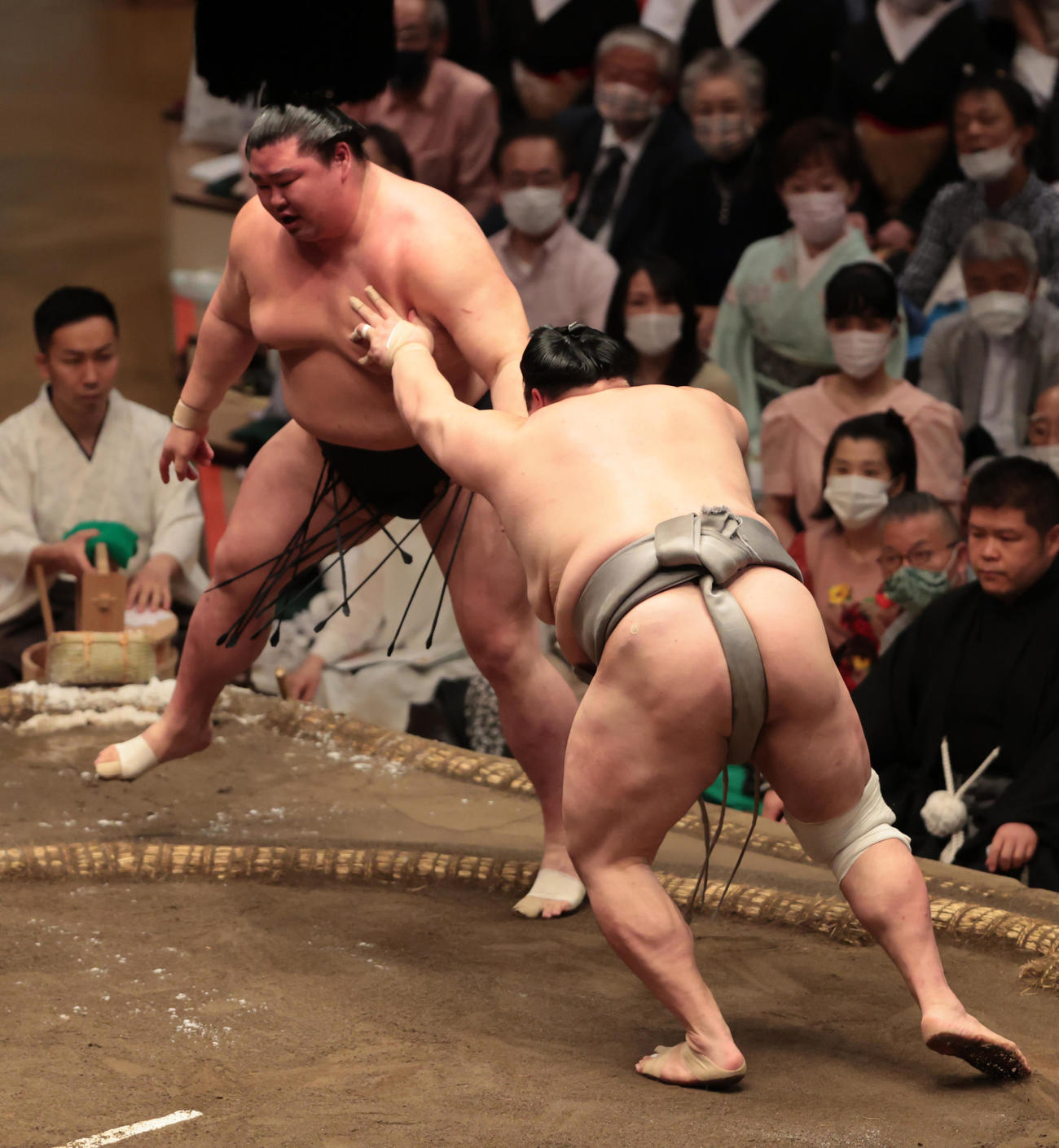正代（奥）を押し出しで破る北勝富士（撮影・野上伸悟）