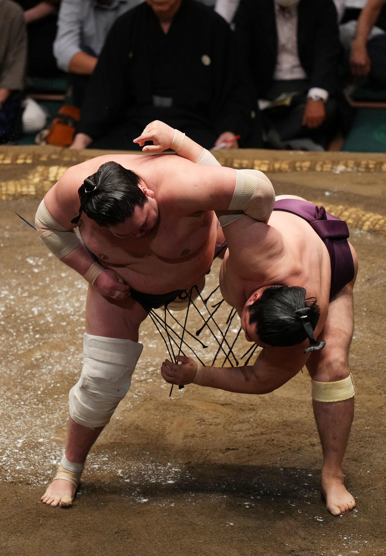 競り合う照ノ富士（左）と遠藤（撮影・横山健太）