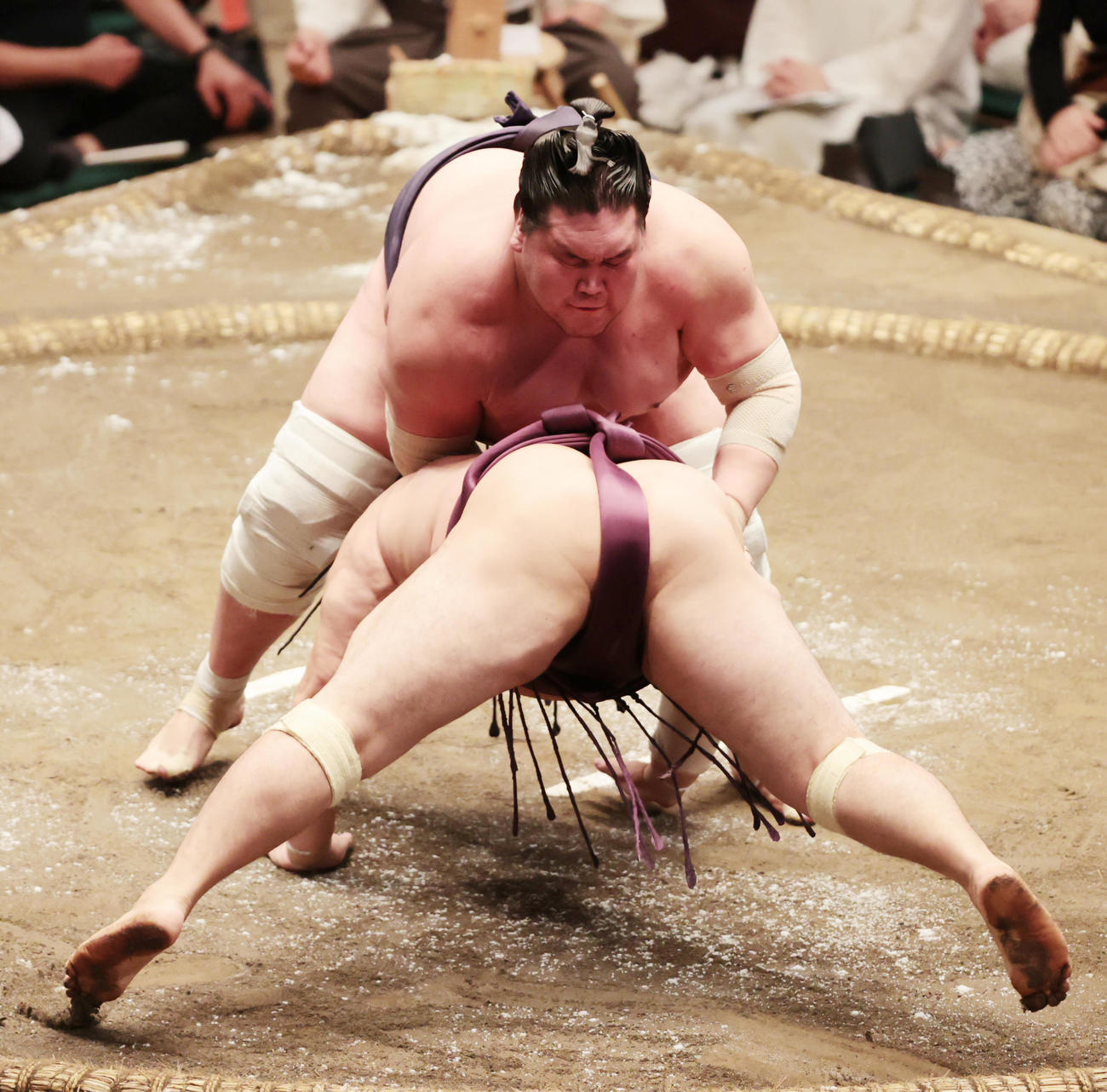 はたき込みで遠藤（手前）を破る照ノ富士（撮影・野上伸悟）