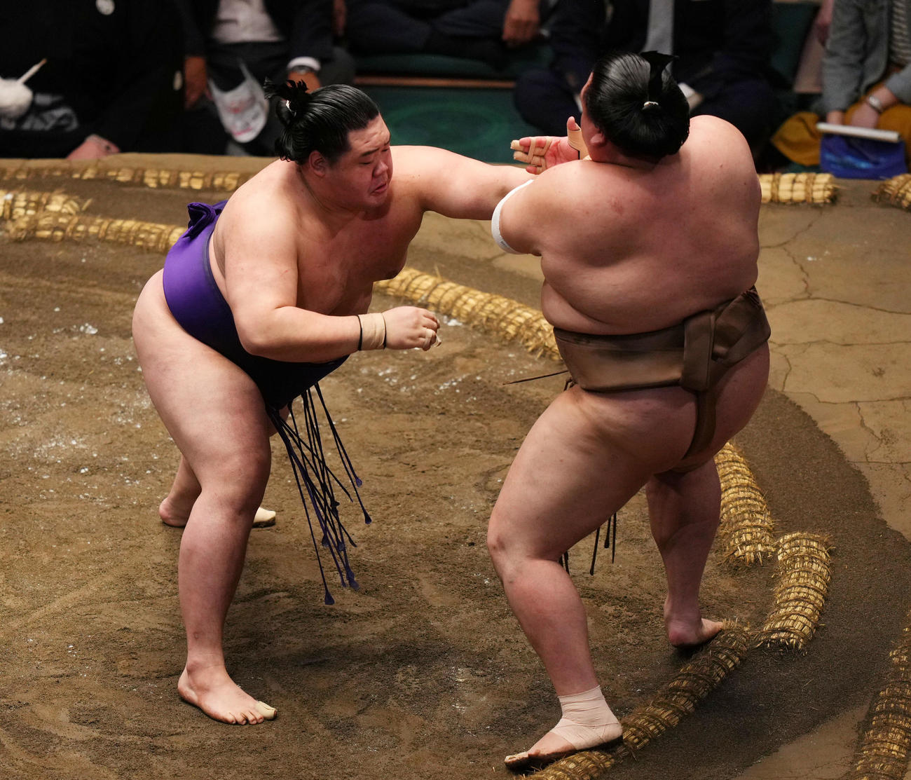 荒鷲山（右）を突き出しで破る明生（撮影・横山健太）