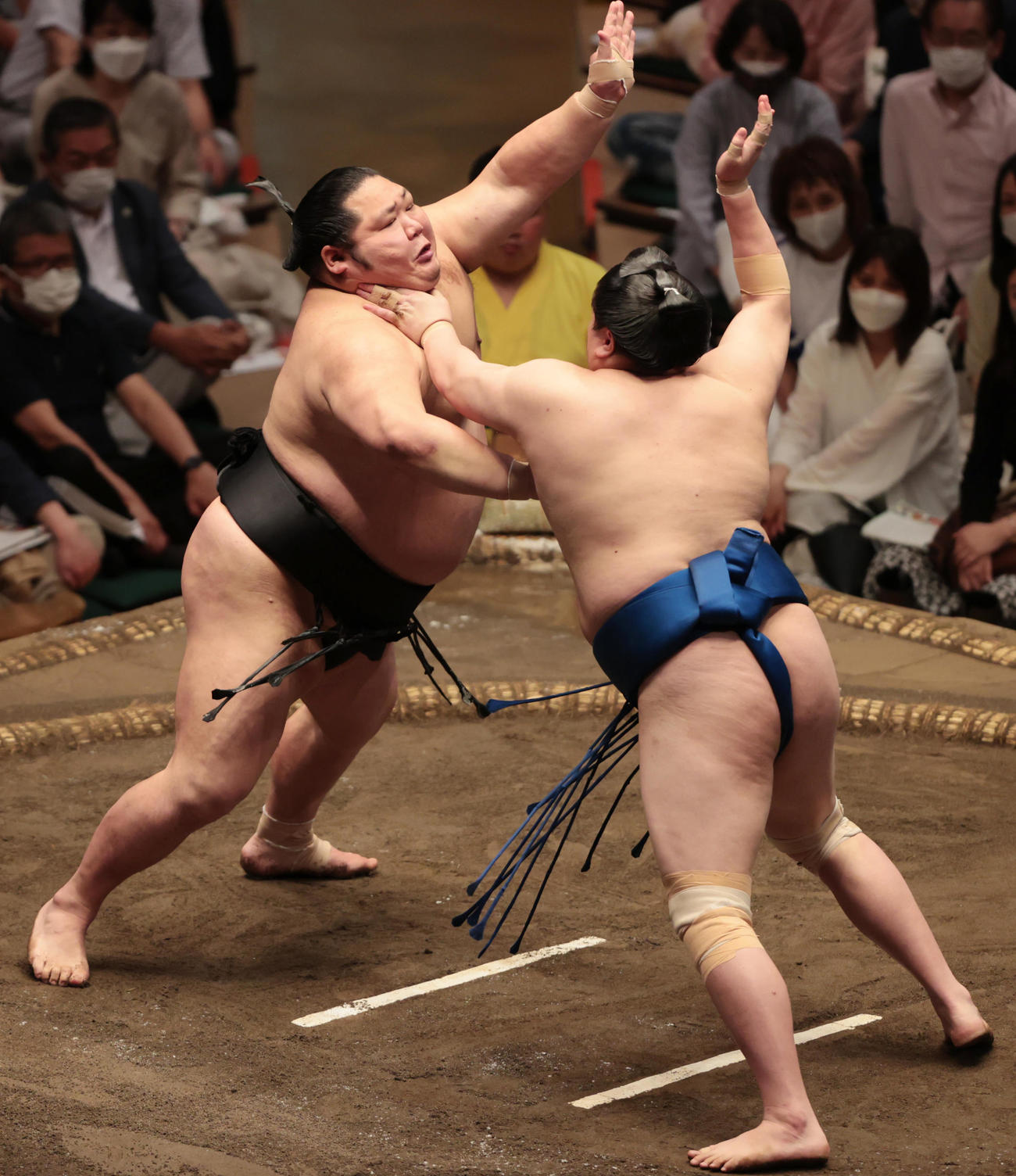 一山本（右）と張り合う千代大龍（撮影・野上伸悟）