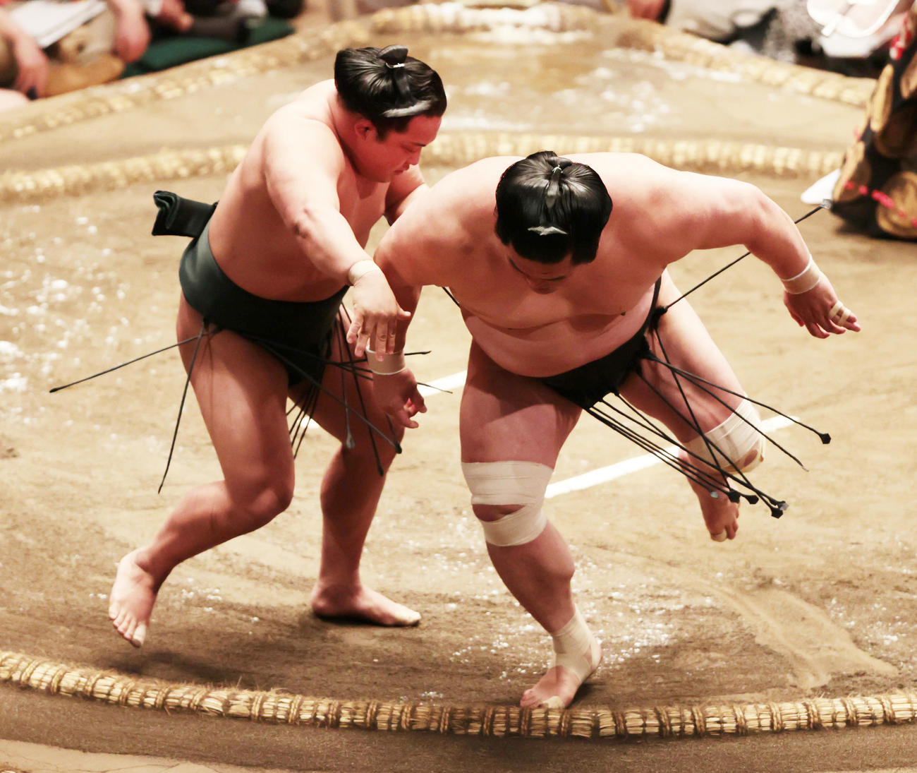 妙義龍（右）を上手出し投げで破る翠富士（撮影・野上伸悟）