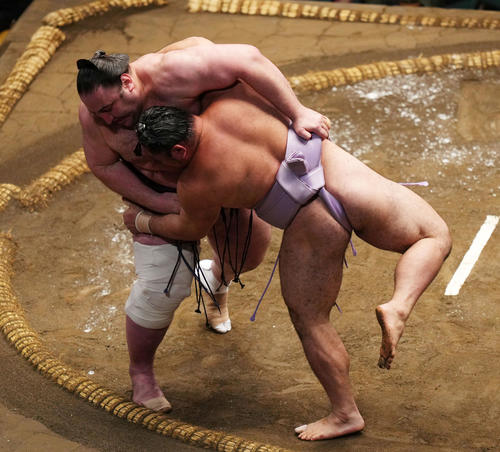 琴恵光（右）を上手投げで破る栃ノ心（撮影・横山健太）