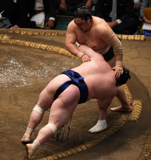 宝富士（手前）を突き落としで破る隠岐の海（撮影・横山健太）