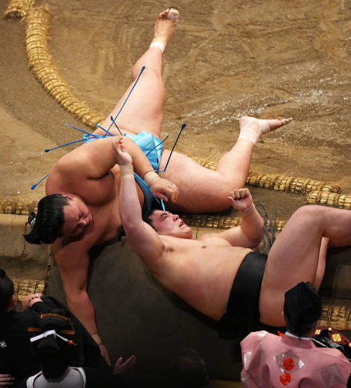 若元春（右）をすくい投げで破る琴勝峰（撮影・横山健太）