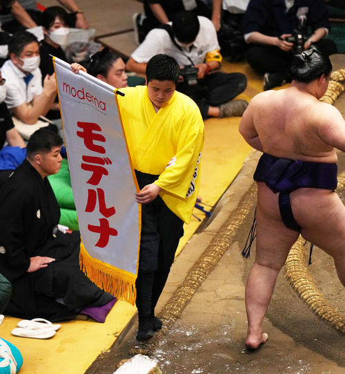 モデルナと書かれた懸賞旗にざわつく観客（撮影・横山健太）