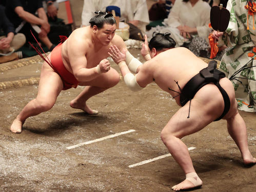 立ち合いで阿炎（右）とぶつかる豊昇龍（撮影・野上伸悟）