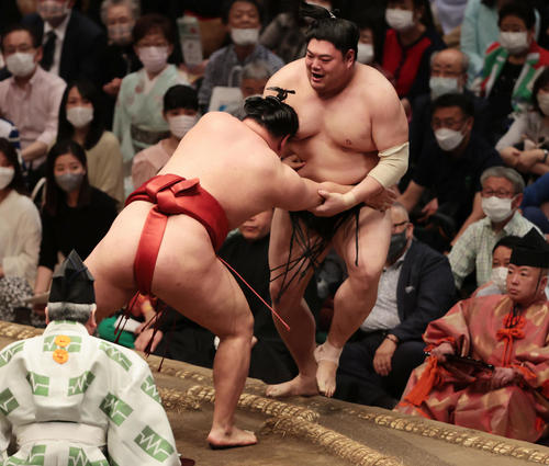阿炎（右）を寄り切りで破る豊昇龍（撮影・野上伸悟）