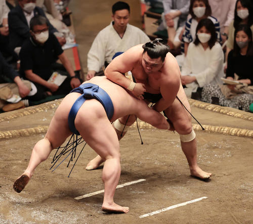 若隆景（左）をはたき込みで破る霧馬山（撮影・野上伸悟）