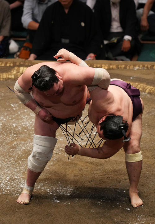 競り合う照ノ富士（左）と遠藤（撮影・横山健太）