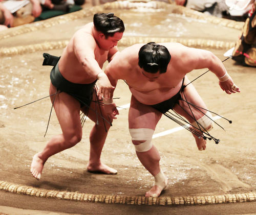 妙義龍（右）を上手出し投げで破る翠富士（撮影・野上伸悟）