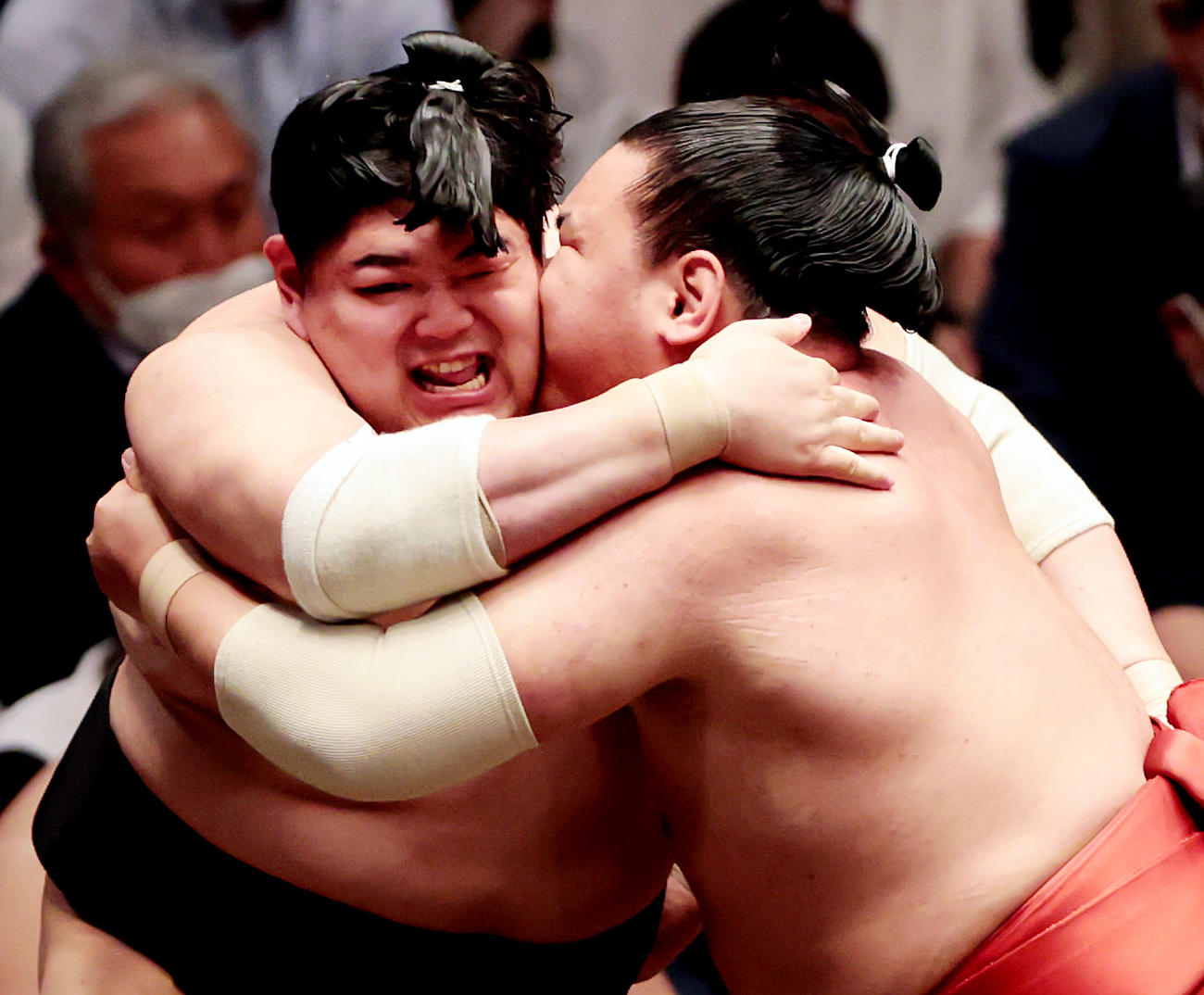 阿炎（左）とぶつかり合う豊昇龍（撮影・野上伸悟）