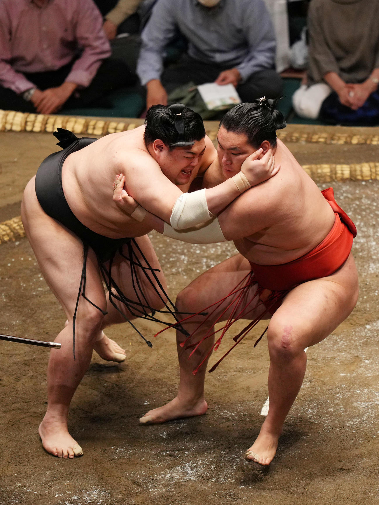 阿炎（左）を攻める豊昇龍（撮影・横山健太）