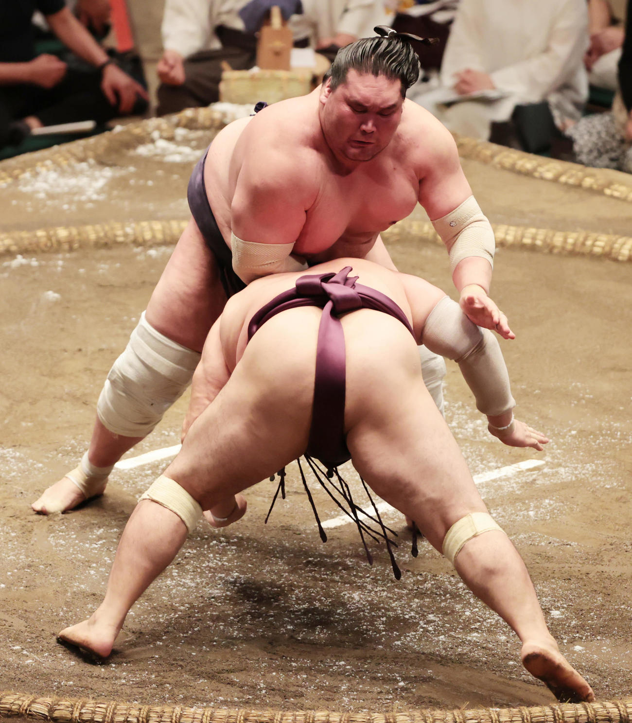 はたき込みで遠藤（手前）を破る照ノ富士（撮影・野上伸悟）