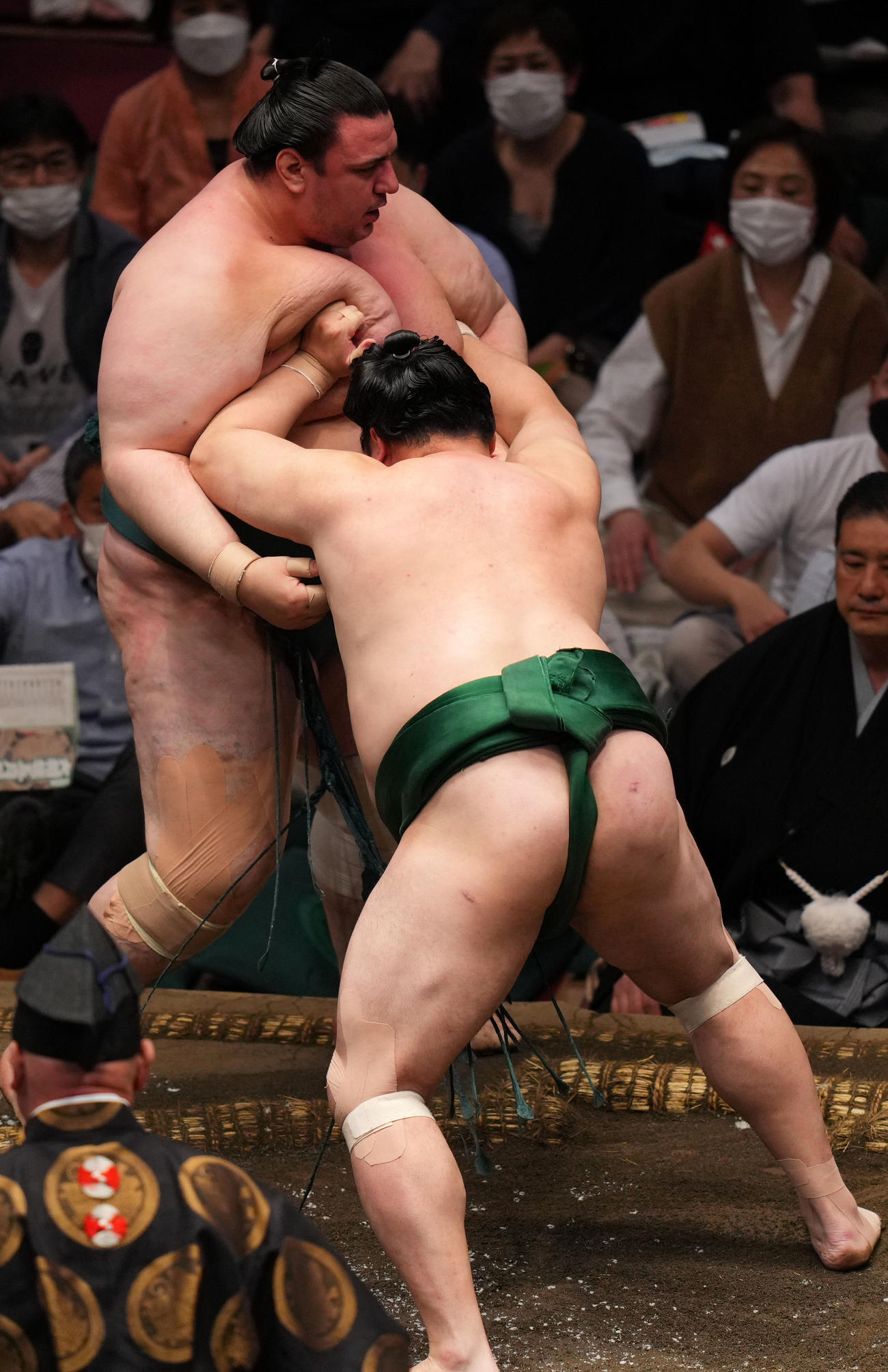 佐田の海（右）に押し出しで敗れる碧山（撮影・横山健太）
