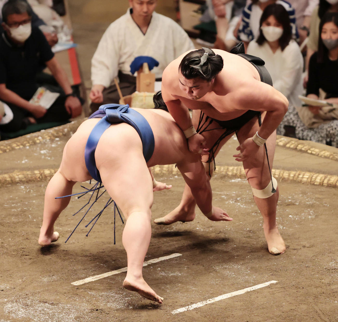 若隆景（左）をはたき込みで破る霧馬山（撮影・野上伸悟）