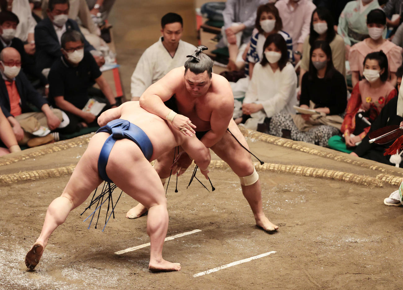 若隆景（左）をはたき込みで破る霧馬山（撮影・野上伸悟）
